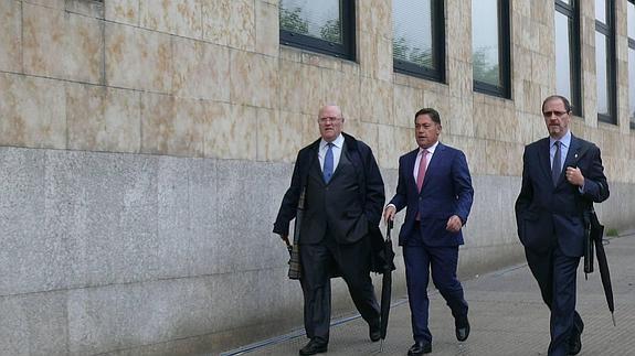 Marcos Martínez, en el centro, acude a declarar a los juzgados. 