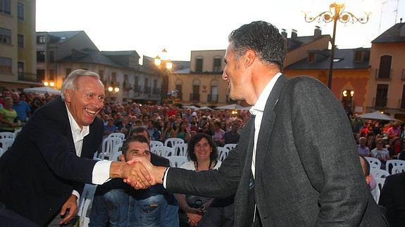 Miguel Induráin saluda al seleccionador nacional, Javier Mínguez.