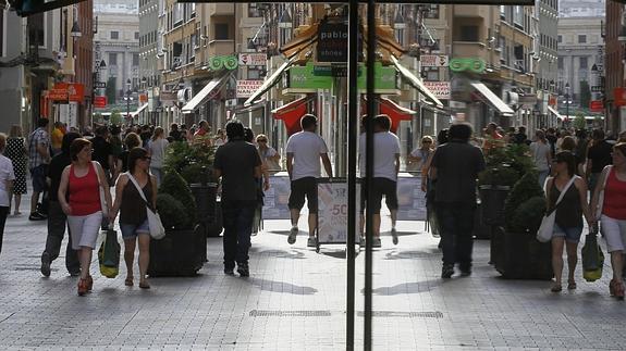 Calle Mantería,. en Valladolid, uno de los ejes comerciales de la ciudad. 