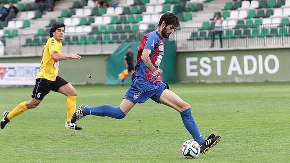Ricar marca el segundo gol a portería vacía. 
