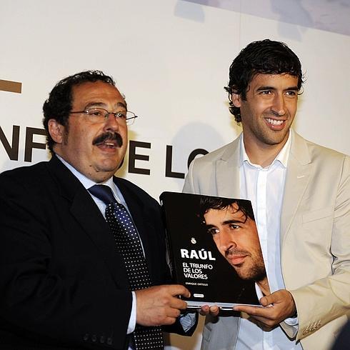 Enrique Ortego (izquierda), durante la presentación de la biografía de Raúl González. 