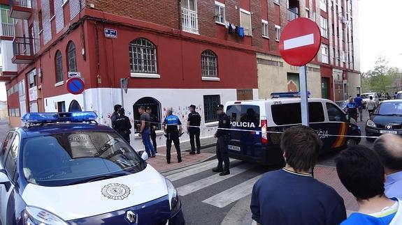 Cordón policial en la esquina de las calles Compostela y Puente la Reina, donde tuvo lugar el tiroteo el pasado 16 de abril. 