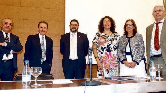 El director de la Escuela de Enfermería, Javier Zurro; el decano de la Facultad de Educación, Marcelino Vaca; el vicerrector de Patrimonio e Infraestructuras, Luis Manuel Navas; la directora de la Escuela de Ingenierías Agrarias, Josefina Vila; la vicerrectora del campus de Palencia, Mercedes Sánchez Báscones; y el decano de la Facultad de Ciencias del Trabajo, José Antonio Orejas.