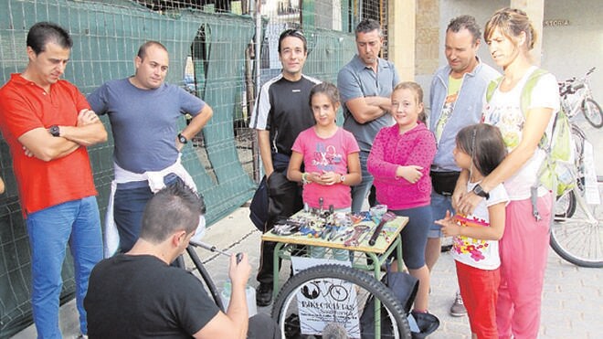 Tanto adultos como niños participan en las diferentes actividades propuestas en la Semana de la Movilidad.