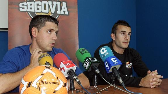 El entrenador del Segovia Futsal, Diego Gacimartín, y el jugador Iván Quintín, en rueda de prensa. 