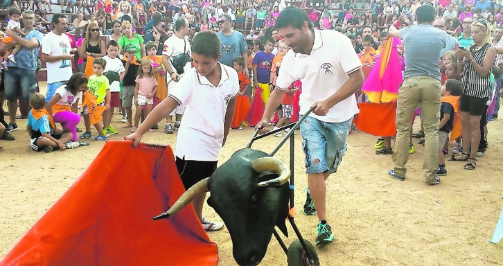 Los mayores y niños de Lumbrales se divierten con las actividades que prepara Tauroarribes. 