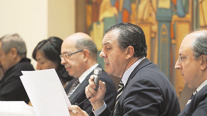 El concejal socialista Toribio Plaza toma la palabra en una sesión del Pleno del Ayuntamiento.