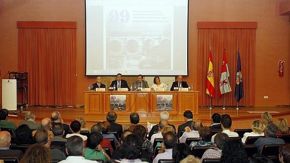 El presidente de Farcal, el alcalde, el presidente de Arcal, la consejera y el presidente de la Diputación, ayer, durante la reunión. 