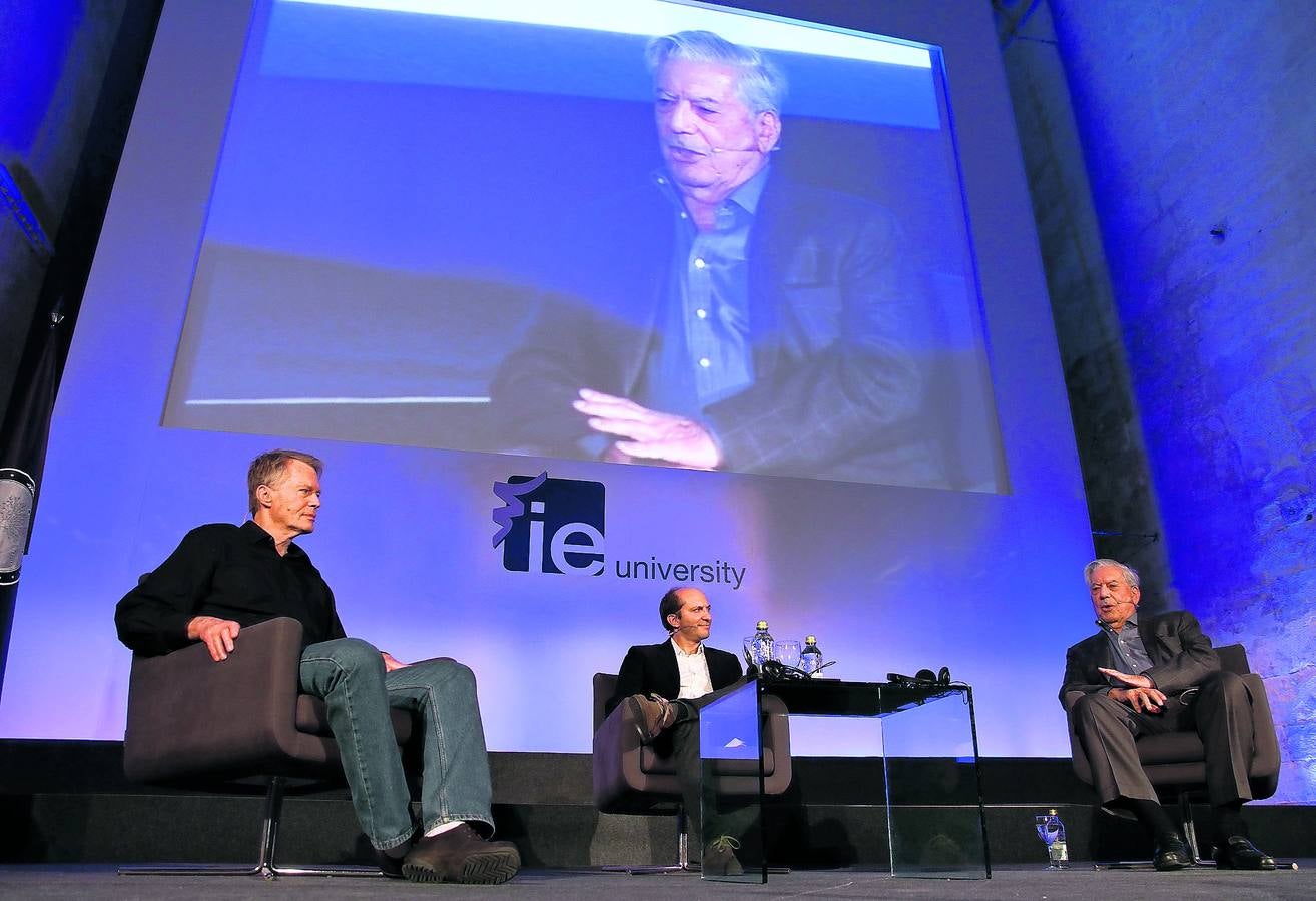 Jean Marie Le Clézio, a la izquierda, junto a Carlos Granés y Mario Vargas Llosa, ayer durante su intervención en el Hay Festival. Antonio Tanarro