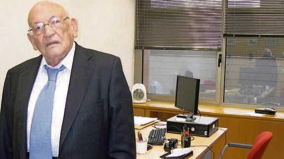 Francisco Rodriguez Adrados, en su despacho, en una imagen reciente.
