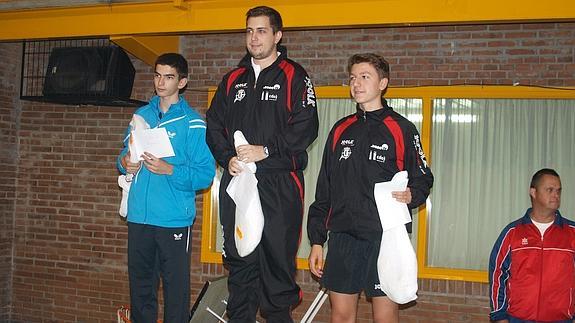 Jorge González, en lo más alto del podio; Daniel Sanz, en el segundo cajón, y Loukas konstantinidis, en el tercero.