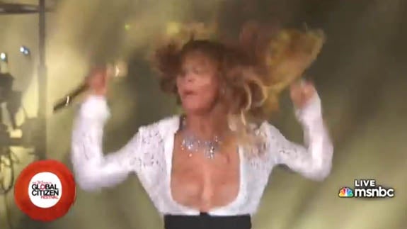 Momento en el que la camisa de Beyoncé se abre. 