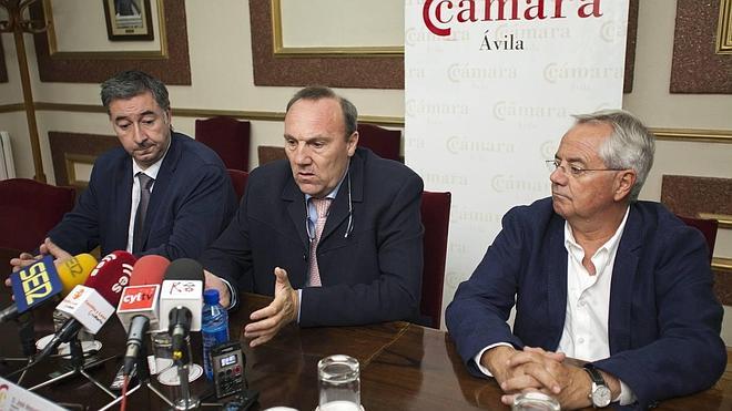 De izquierda a derecha,  el vicepresidente primero de la Cámara, Carmelo Casla; el presidente de la Cámara, José Manuel Izquierdo; y el vicepresidente segundo de la Cámara, Miguel Ángel Jiménez. 