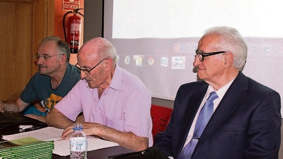 Pedro Espina, en el centro, en la presentación del libro en el Museo del Cerrato. 