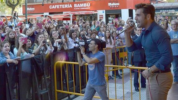 David Bustamante canta en el Paseo de Zorrilla ante decenas de fans.