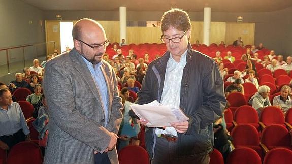 Rafa Vega 'Sansón', junto a su homónimo, Rafael de Vega, de la asociación vecinal Bailarín Vicente Escudero, en el salón de actos del centro cívico. 