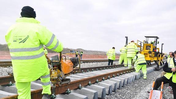 Trabajos en una líne de alta velocidad de Castilla y León.