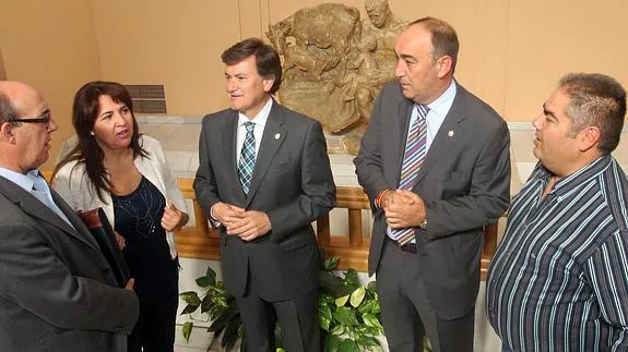 Los responsables de la Diputación, junto a los alcaldes de Nava, Cantimpalos y Turégano. 
