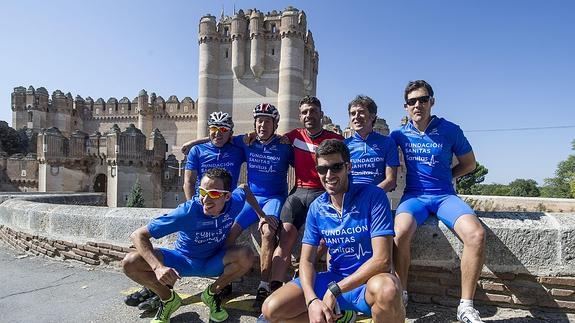 Los participantes en la marcha, entre ellos Pedro Delgado y Óscar Pereiro, este miércoles en Coca. 