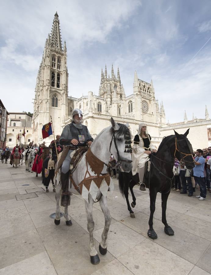 Damas y caballeros marchan ante la catedral.