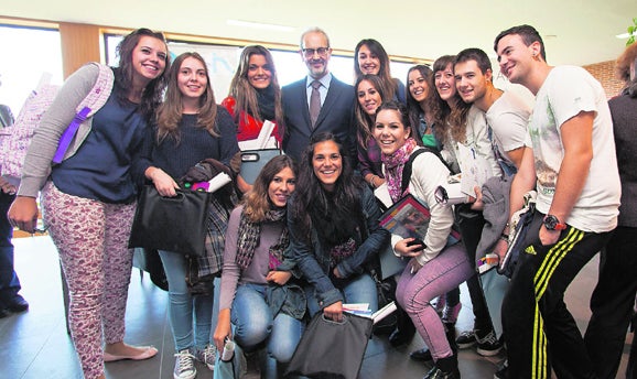 Hernández Ruipérez posa con un grupo de alumnos durante la Feria de Bienvenida en el campus de Ávila. 