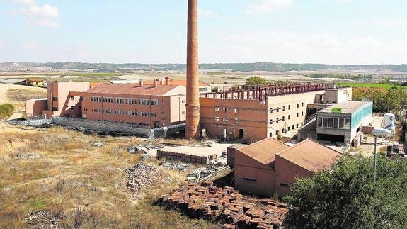 Edificio de la antigua fábrica de La Tejera, que aún permenaece a medio rehabilitar.