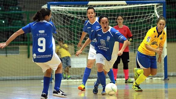 Sofía conduce el balón durante un momento del partido. 