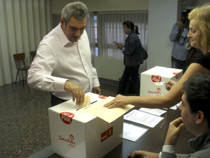 Julio Villarrubia deposita su voto.