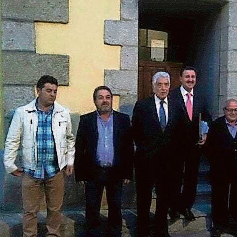 Javier Galán junto a los miembros de la Corporación municipal.