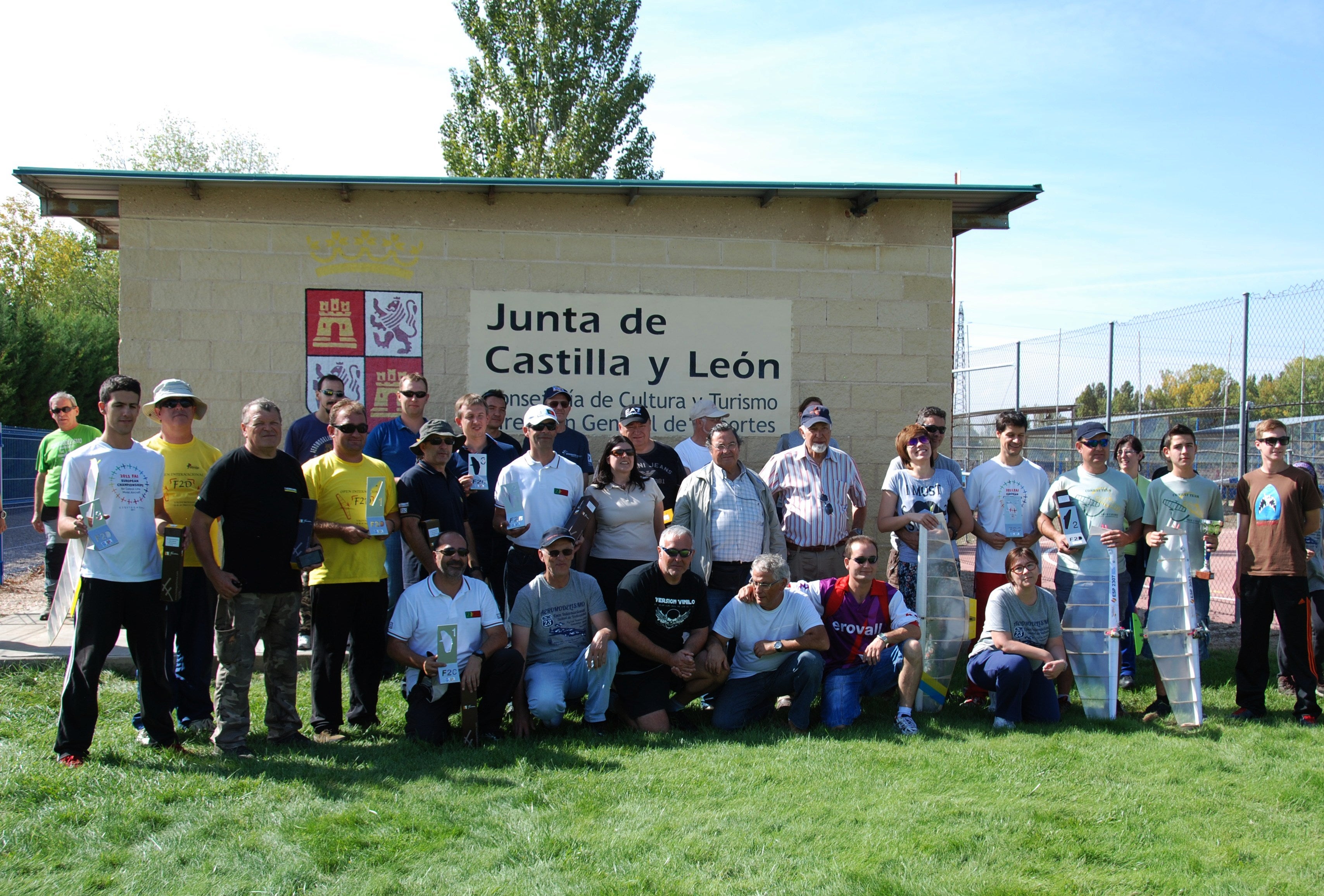 Finalistas participantes en el XXIII Open Internacional posan en la pista de Terradillos.