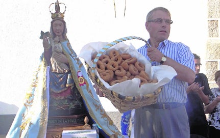 Durante la rifa se pujó por una cesta de rosquillas, que alcanzó el precio de 415 euros 