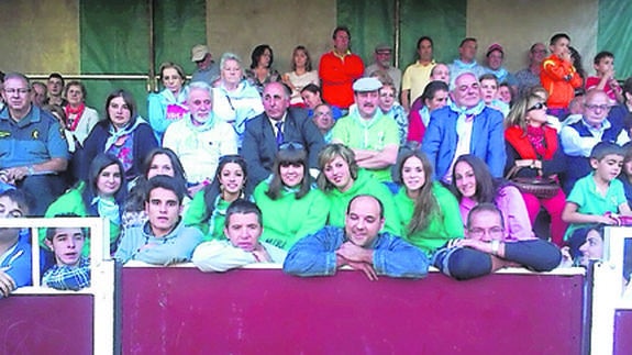 La plaza de El Maíllo se llenó de vecinos y visitantes durante la novillada. 