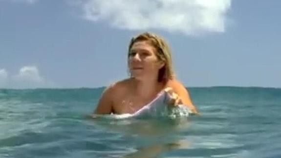 Coco Ho levanta expectación con su surf desnudo