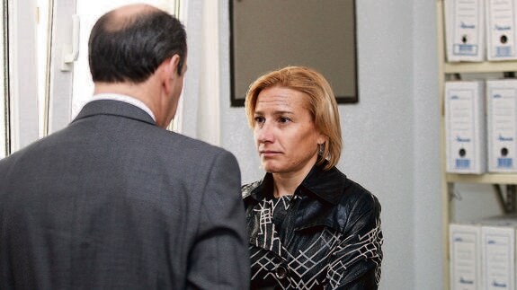 Marta Domínguez habla con su abogado, José Rodríguez, el pasado 9 de abril, en el Juzgado Número 7 de Palencia. 