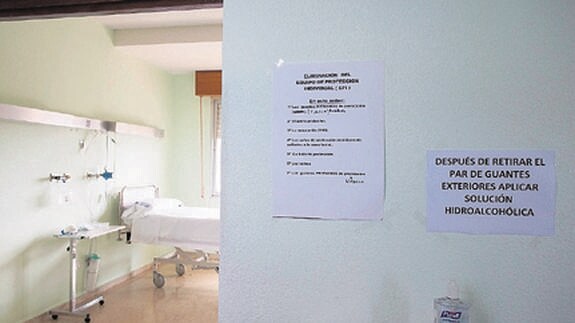 Una de las habitaciones preparadas para recibir un hipotético casa de enfermo de Ébola. 