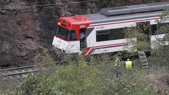 Operarios de Adif trabajan en el lugar del incidente. 