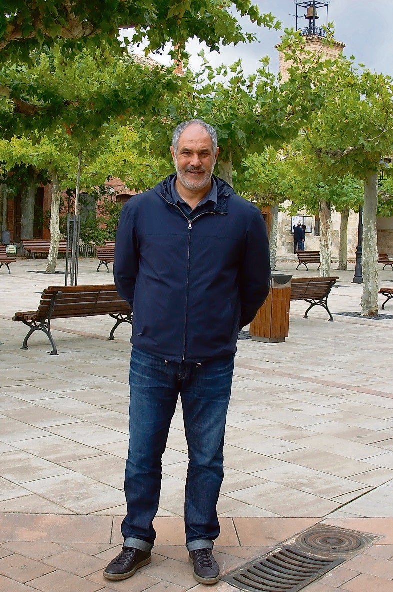 Zubizarreta, en la plaza de Astudillo, tras visitar el pueblo y el monasterio de las Claras. 