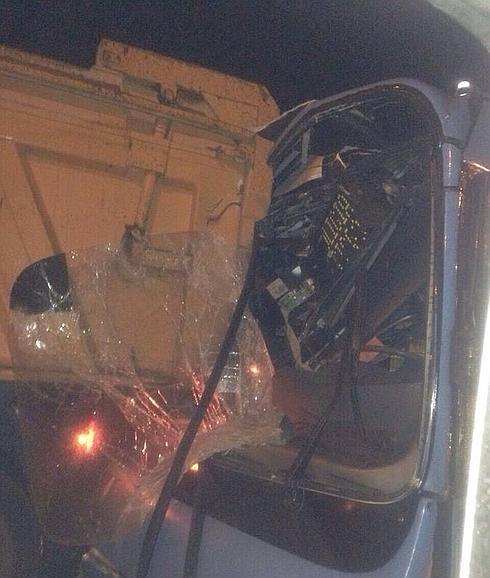 El autobús empotrado contra el volquete. 
