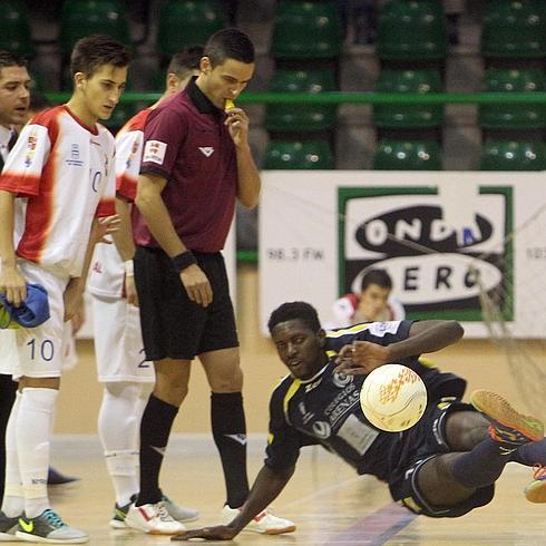 El ex del Segovia Futsal Ángel Bingyoba golpea el balón durante el partido. 