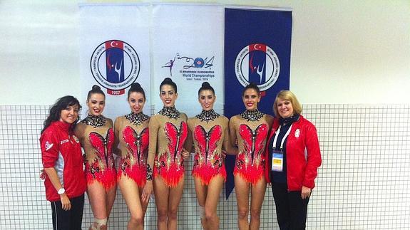 La palentina Sara Bayón, a la izquierda, junto con el resto del equipo nacional de gimnasia rítmica en Turquía, donde han revalidado el título de campeonas del mundo en diez mazas.