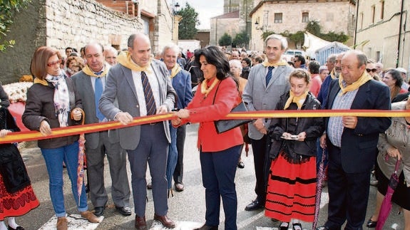 El presidente de la Diputación y la alcaldesa inauguran la feria de la cebolla.