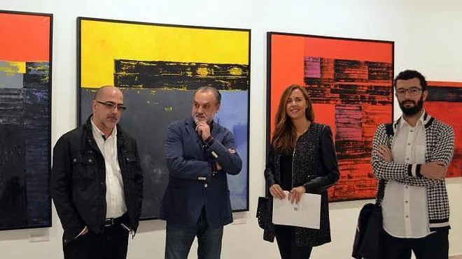 Rodrigo Zaparain, Mariano Olcese, Cristina Fontaneda y Juan Carlos Quindós, junto a las obras del segundo, durante la presentación de la exposición. 