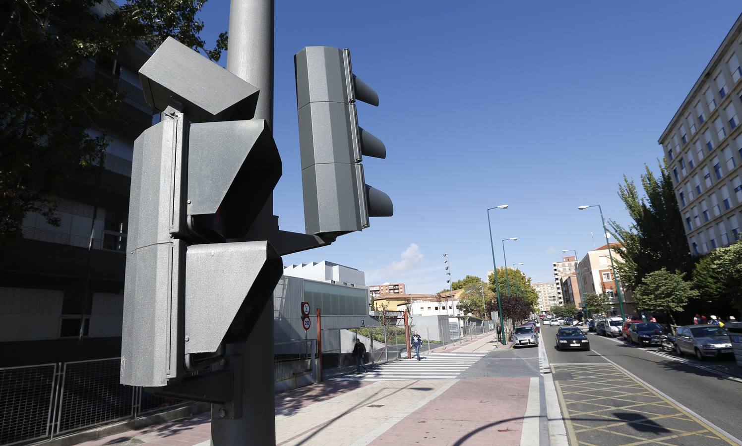 Semáforo junto al Hospital Clínico en la calle Real de Burgos. 
