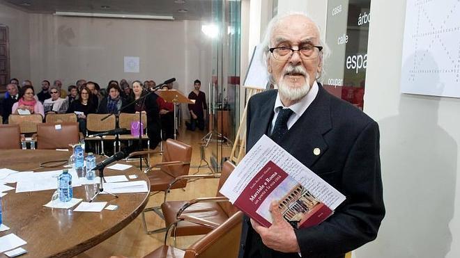 Emilio RodrÃ­guez Almeida, al incio de la conferencia que ha ofrecido hoy en Ãvila con motivo de su último libro. 