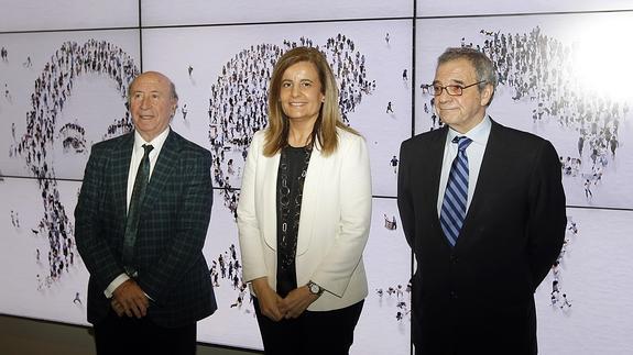 El presidente de la Fundación Telefónica, César Alierta, y la ministra de Empleo y Seguridad Social, Fátima Báñez, presentan las nuevas Lanzaderas de Empleo, que beneficiarán, entre otros, a la Fundación Santa María la Real, representada por José María Pérez 'Peridis'.