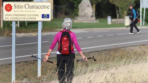 Cartel identificativo de la Red de Sitios Cluniacenses situado en Carrión de los Condes.