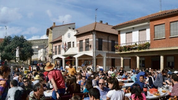 La plaza de Castilla y León acogió la comida de hermandad de la fiesta.