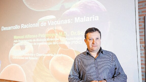 Manuel Alfonso Patarroyo en un momento de la conferencia que pronunció en Farmacia. 