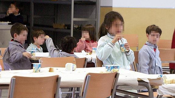 Alumnos del colegio de Palazuelos, en el comedor escolar. 
