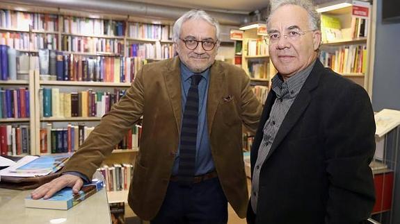 Carlos Gallego y Agustín García Simón, en la librería Margen. 